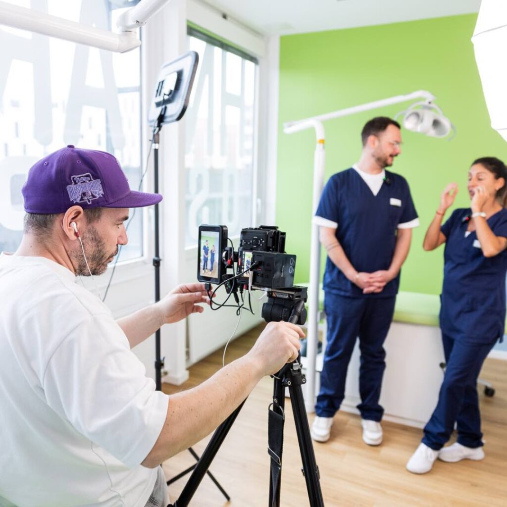 Professionelle Videoproduktion für Zahnärzte und Zahnarztpraxen – Dreh eines Interview-Social-Media-Videos mit moderner Technik