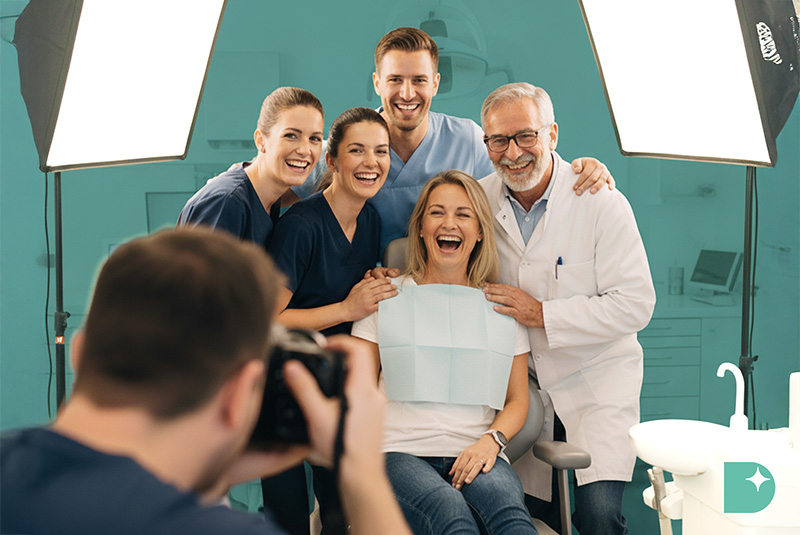 Titelbild Foto- und Videoproduktion für Zahnärzte und Zahnarztpraxen – professionelle Aufnahme eines Zahnarztes mit seinem Praxisteam
